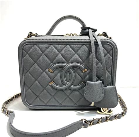 chanel vanity case 21cm 价钱|Chanel vinyl vanity bag.